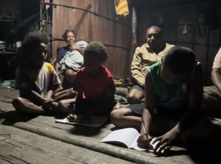 Satu Tahun Prabowo Gibran, Papua Kian Terang dengan Program Listrik Desa