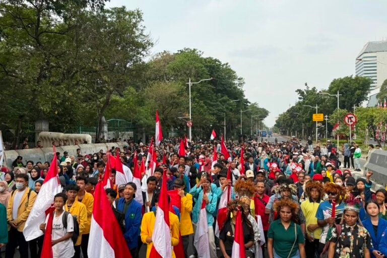 Ribuan Mahasiswa Gelar Kirab Merah Putih, Serukan Persatuan Tanpa Provokasi