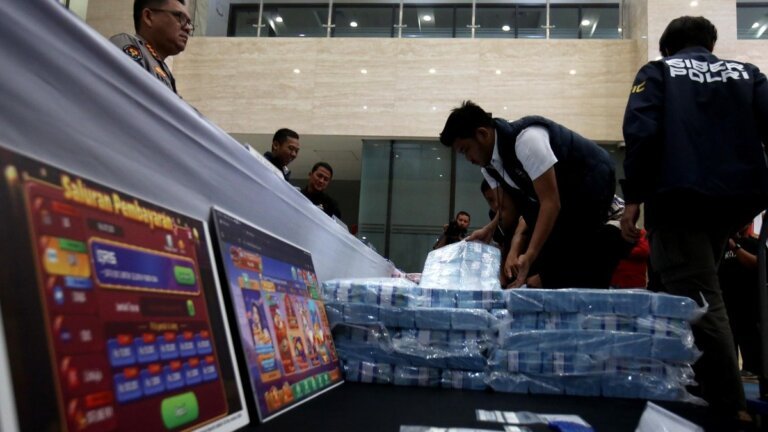 Melawan Judi Daring: Melindungi Masyarakat dari Ancaman Ketahanan Sosial